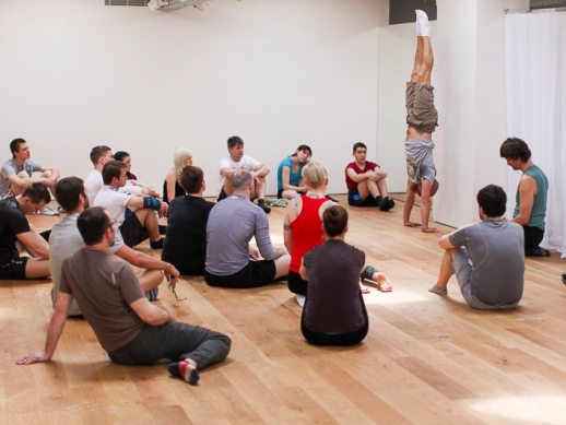 Stojka. Pr�a�liv� poz�cia pre v�etk�ch